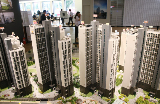 정부가 28일 중도금 대출 기준을 1인당 2건, 대출 한도도 3억∼6억원으로 강화하기로 하면서 신규 분양시장에 타격이 불가피할 전망이다.       브렉시트 여파로 국내외 금융시장도 불안 요소가 커진 가운데 그나마 분양시장을 이끌어오던 수도권과 서울 강남 재건축, 부산 등 일부 지역마저 청약 열기가 한풀 꺾일 가능성이 커졌다.       사진은 서울시내 한 신축 아파트 견본주택 내 단지 모형.